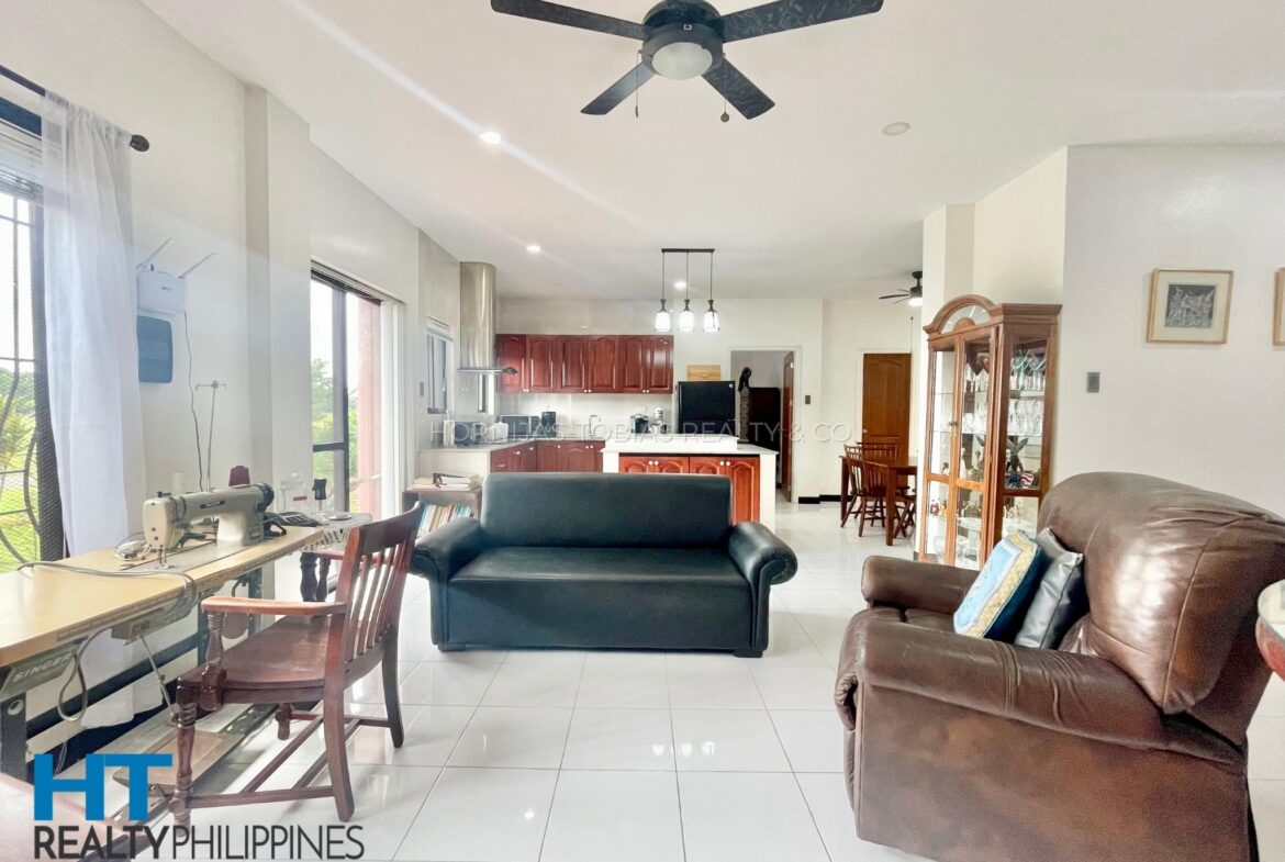 Western Style 6 Bedroom House Big Lot for Sale in South Pacific Golf and Leisure Estates - great room living kitchen