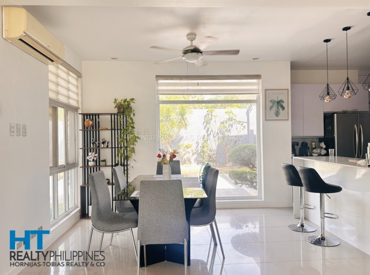 Dining area - Big house and lot for sale in Villa de Mercedes with 4 bedrooms and 2 parking garage. Big lot.