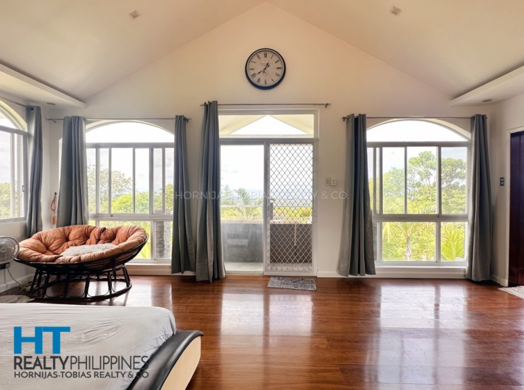 Master bedroom - Big house and lot for sale in Villa de Mercedes with 4 bedrooms and 2 parking garage. Big lot.