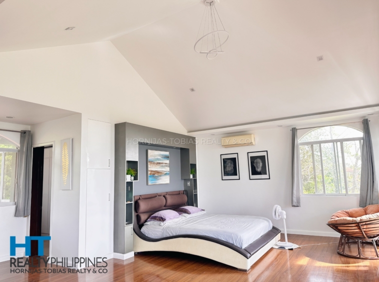 Primary bedroom - Big house and lot for sale in Villa de Mercedes with 4 bedrooms and 2 parking garage. Big lot.