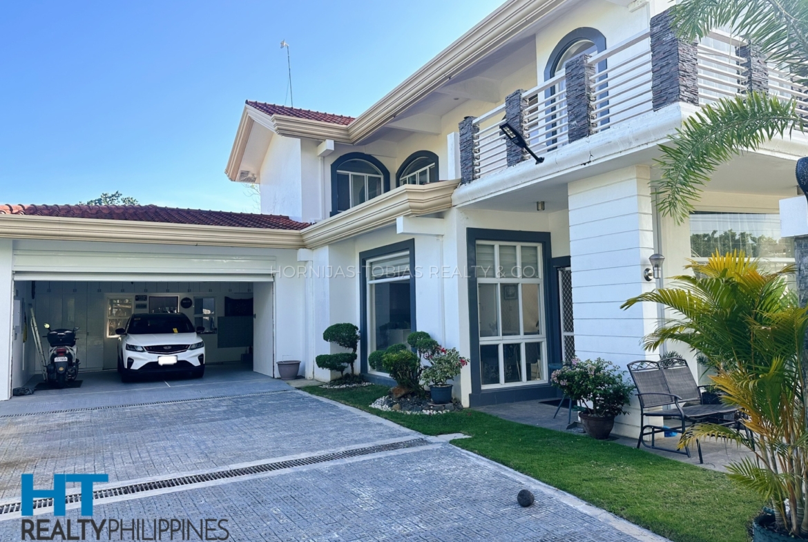 Parking - Big house and lot for sale in Villa de Mercedes with 4 bedrooms and 2 parking garage. Big lot.