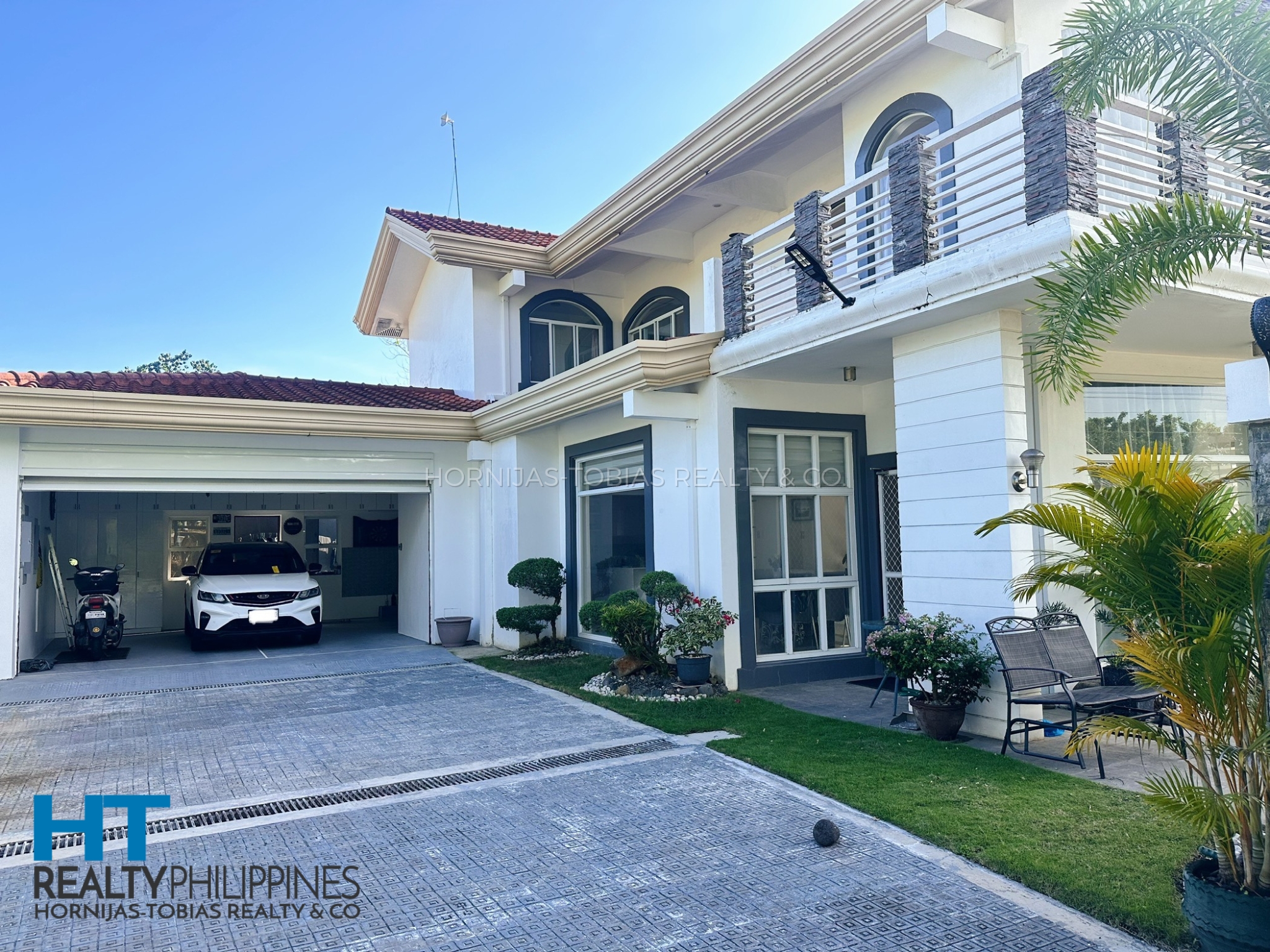 Parking - Big house and lot for sale in Villa de Mercedes with 4 bedrooms and 2 parking garage. Big lot.