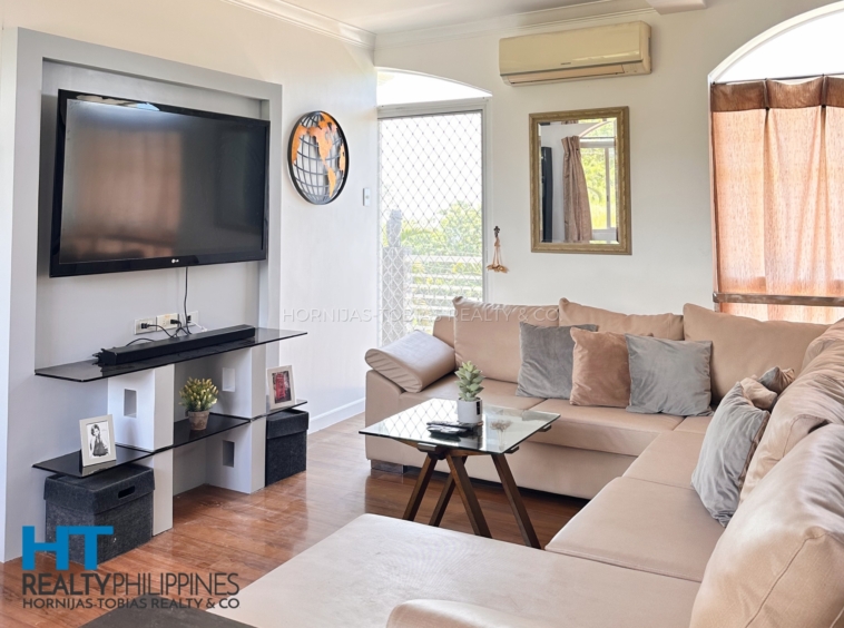 Family area - Big house and lot for sale in Villa de Mercedes with 4 bedrooms and 2 parking garage. Big lot.