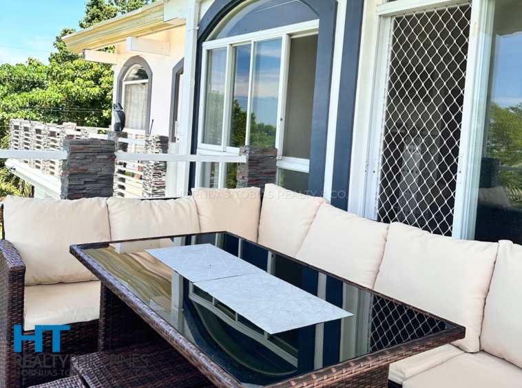 balcony - Big house and lot for sale in Villa de Mercedes with 4 bedrooms and 2 parking garage. Big lot.