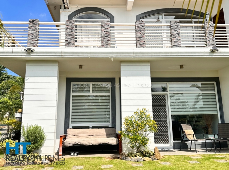 lanai - Big house and lot for sale in Villa de Mercedes with 4 bedrooms and 2 parking garage. Big lot.