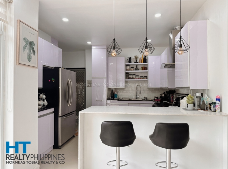 Kitchen - Big house and lot for sale in Villa de Mercedes with 4 bedrooms and 2 parking garage. Big lot.