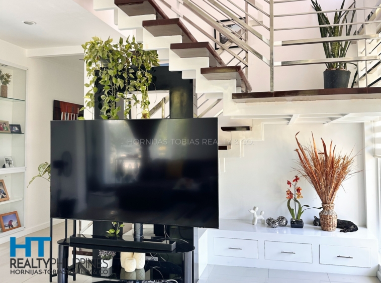 tv - Big house and lot for sale in Villa de Mercedes with 4 bedrooms and 2 parking garage. Big lot.