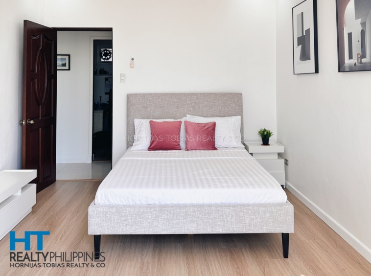 bedroom - Big house and lot for sale in Villa de Mercedes with 4 bedrooms and 2 parking garage. Big lot.