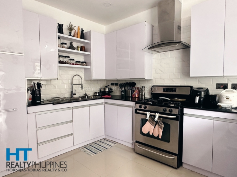 Kitchen - Big house and lot for sale in Villa de Mercedes with 4 bedrooms and 2 parking garage. Big lot.