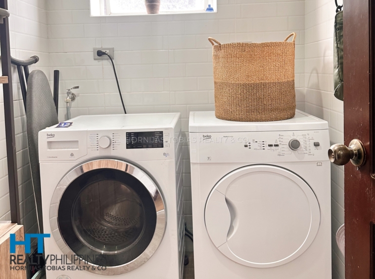 Laundry room - Big house and lot for sale in Villa de Mercedes with 4 bedrooms and 2 parking garage. Big lot.