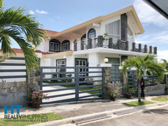 Big house and lot for sale in Villa de Mercedes with 4 bedrooms and 2 parking garage. Big lot.