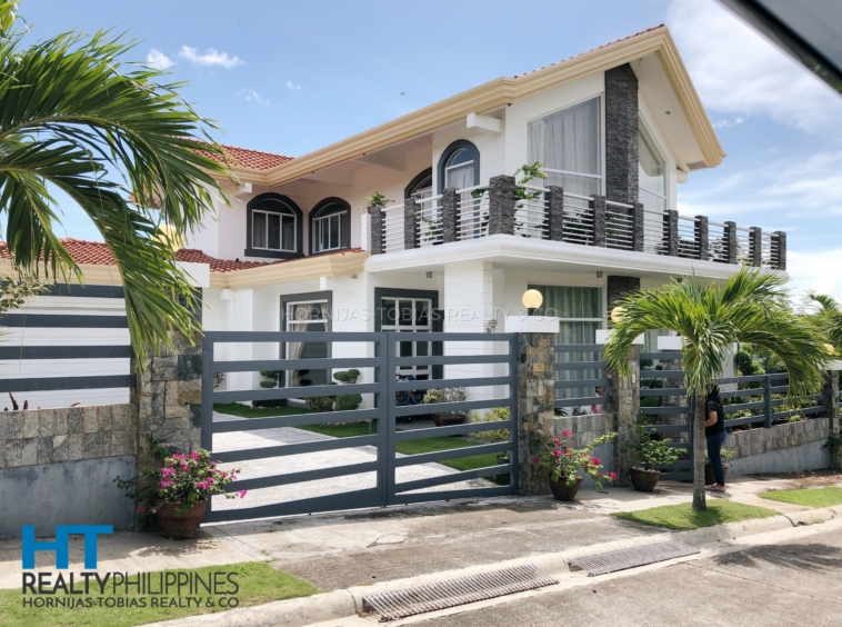Big house and lot for sale in Villa de Mercedes with 4 bedrooms and 2 parking garage. Big lot.
